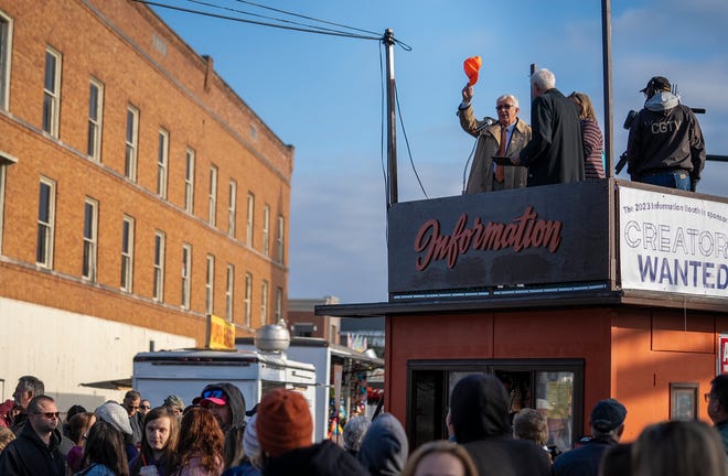 Oct 18, 2023; Circleville, OH, USA; Circleville Mayor Don McIlroy waves his hat at the start of the Circleville Pumpkin Show.