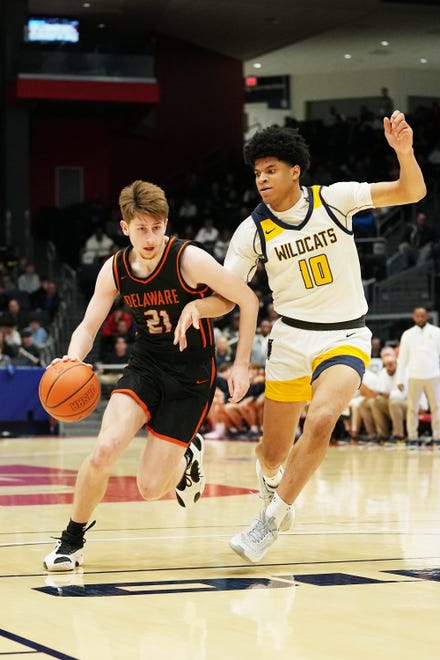 Mar 23, 2024; Dayton, Ohio, USA; Delaware Hayes' Jesse Burris (21) runs down the court with Saint Ignatius' Reece Robinson (10) during the Division I state semifinal at University of Dayton Arena.