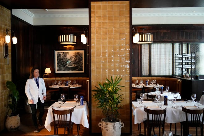 Apr 23, 2024; Columbus, OH, USA; The main dining room at Hank’s Low Country Seafood & Raw Bar downtown. Hank’s, which opened its first restaurant in Charleston, S.C., includes a lounge, expansive bar, dining room, raw bar and private dining room.